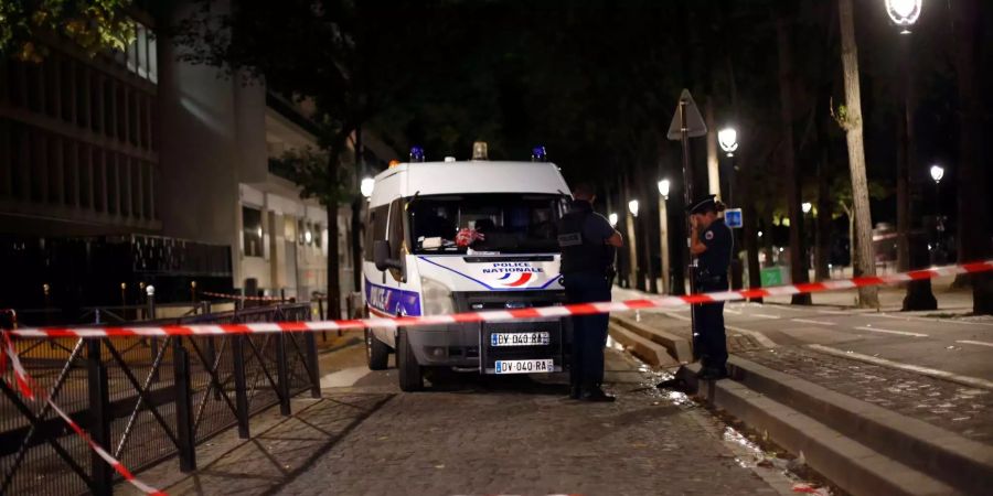 Polizeibeamte in Paris sichern den Ort eines Messerangriffs.