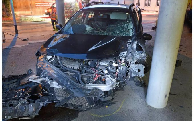 Verunfalltes schwarzes Auto mit Totalschaden vorne - zvg Luzerner Polizei Verunfalltes schwarzes Auto mit Totalschaden vorne - zvg Luzerner Polizei