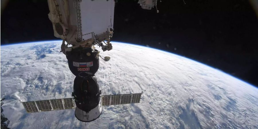 Das von der ESA veröffentlichte Foto zeigt die Sojus-Raumkapsel, die an der ISS angedockt ist und die Raumfahrer wieder auf die Erde bringen soll.