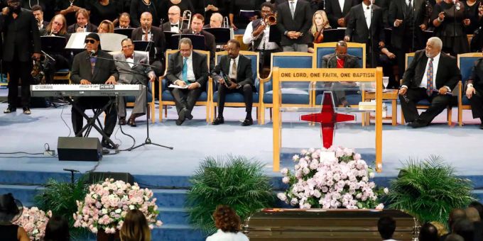 Stevie Wonder spielt Klavier zum Abschied der «Queen of Soul». Stevie Wonder spielt Klavier zum Abschied der «Queen of Soul».