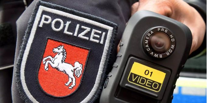 Eine Polizistin präsentiert in Hannover (D) zum Start eines Pilotprojektes eine sogenannte Bodycam an ihrer Uniform. Eine Polizistin präsentiert in Hannover (D) zum Start eines Pilotprojektes eine sogenannte Bodycam an ihrer Uniform.