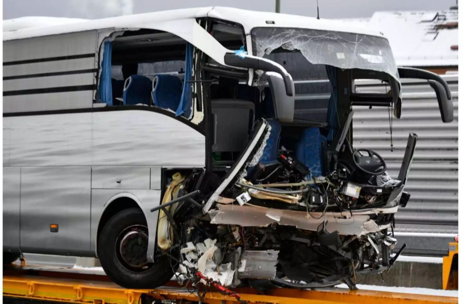 Eine Person kam beim Unfall ums Leben, nun starb auch der Chauffeur des Flixbusses.