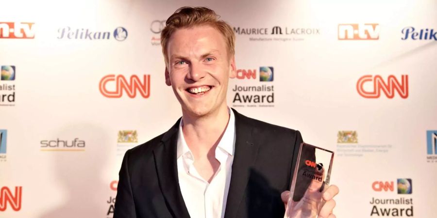 Claas Relotius, «Spiegel»-Journalist, hält einen Preis von CNN hoch. Dem mehrfach ausgezeichneten Reporter wurde später nachgewiesen, dass er zahlreiche Geschichten frei erfunden hatte.