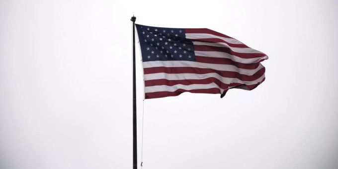 An einer US-Schule ging der Bombenalarm los. Die Flagge der USA weht im Wind.