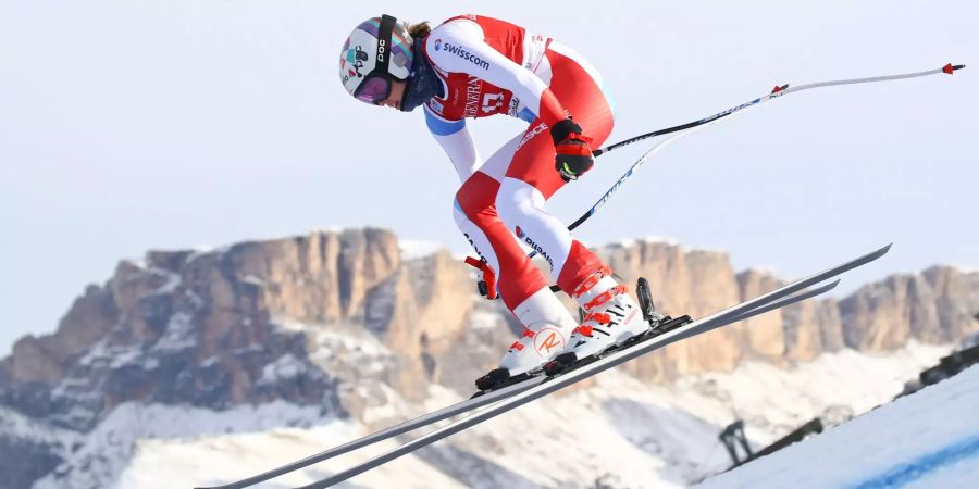 Michelle Gisin fährt im Abfahrtstraining in Gröden die Piste herunter.