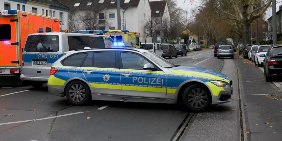 Polizeiwagen stehen auf der Hauptstrasse vor einer Tankstelle.