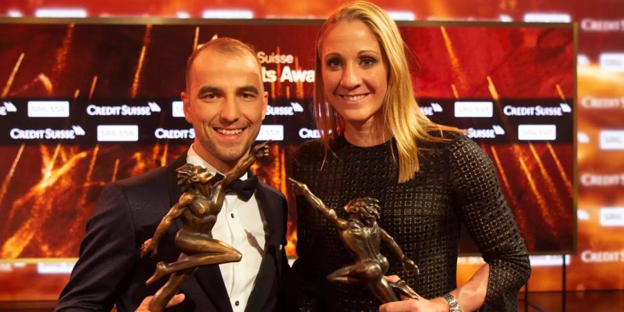 Mountain-Biker Nino Schurter und Triathletin Daniela Ryf strahlen bei den Credit Suisse Sports Awards um die Wette.