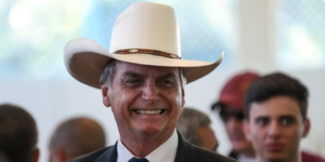 Jair Bolsonaro, künftiger Präsident von Brasilien, lächelt bei einem Treffen in einer Militäreinrichtung mit Künstlern, die den «Sertanejo»-Stil pflegen.