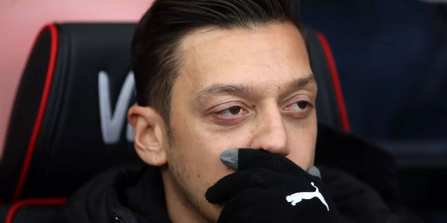 Arsenals Mesut Özil sitzt zu Spielbeginn Bournemouth.