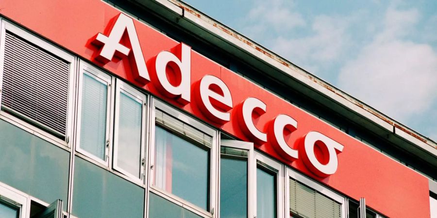 Firmengebäude von Adecco mit dem Logo.