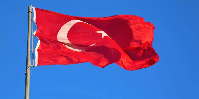 In der türkischen Wirtschaft kehrt ein wenig Entspannung ein. Die türkische Flagge weht im Wind.