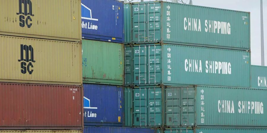 Container stapeln sich im Container Terminal im Hafen von Duisburg (D).