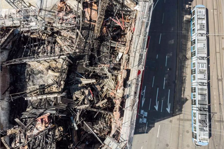 Blick auf die Trümmer eines Geschäftsgebäudes, das in unmittelbarer Nähe zum Zürcher Hauptbahnhof gebrannt hat. Nach einem Grossbrand ist das Geschäftsgebäude einsturzgefährdet.