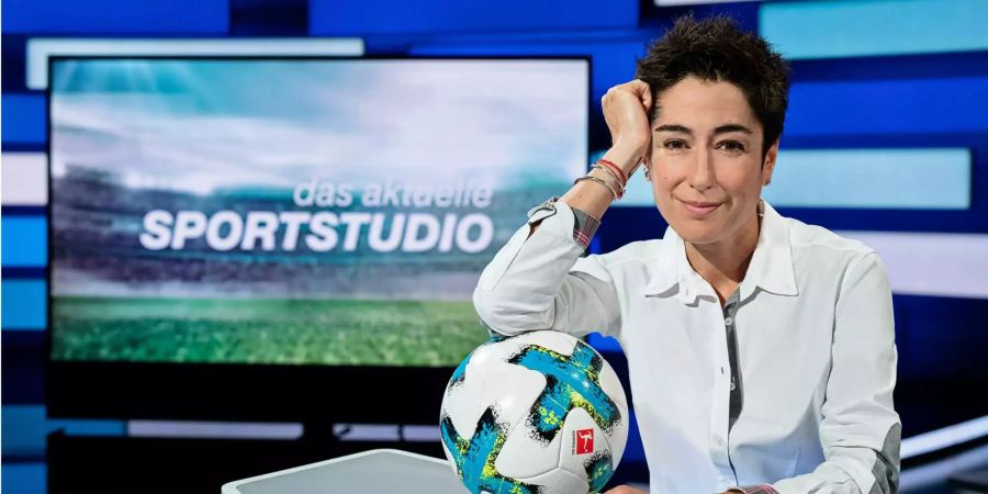 Moderatorin Dunja Hayali steht in der Studio-Kulisse des «aktuellen sportstudios» im ZDF.