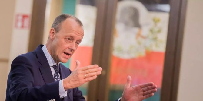 Friedrich Merz, Kandidat für den CDU-Bundesvorsitz, spricht bei einer Rede.