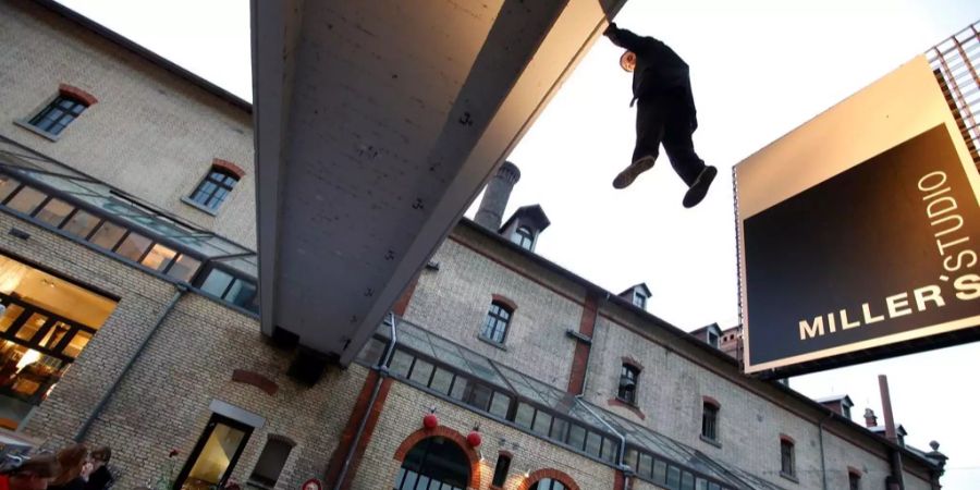 Illusionist Marc Haller schwebt über dem Eingang zum Miller's Studio in Zürich.