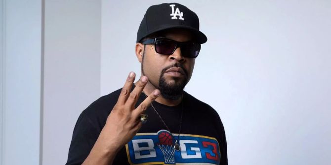 Ice Cube posiert für ein Photo.