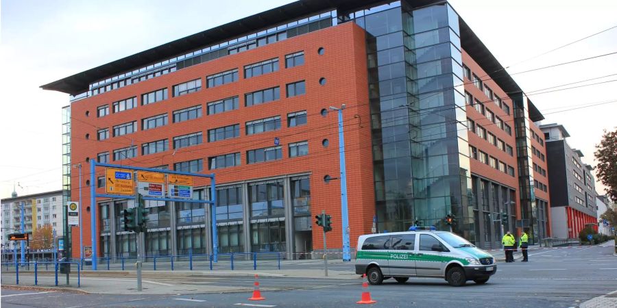 Ein Polizeifahrzeug steht vor dem evakuierten Gebäudekomplex «Moritzhof» in Chemnitz (D).