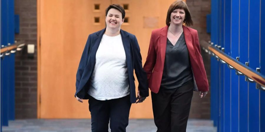 Ruth Davidson und ihre Partnerin Jen Wilson gehen einen Gang entlang.