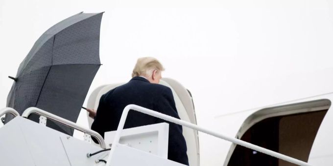 Donald Trump mit dem Schirm in der Hand vor der Air Force One. Donald Trump mit dem Schirm in der Hand vor der Air Force One.