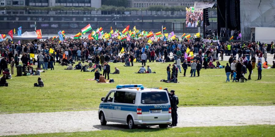 Mehrere Kurden haben sich auf den Oberkasseler Rheinwiesen versammelt und fordern die Freilassung von Abdullah Öcalan.