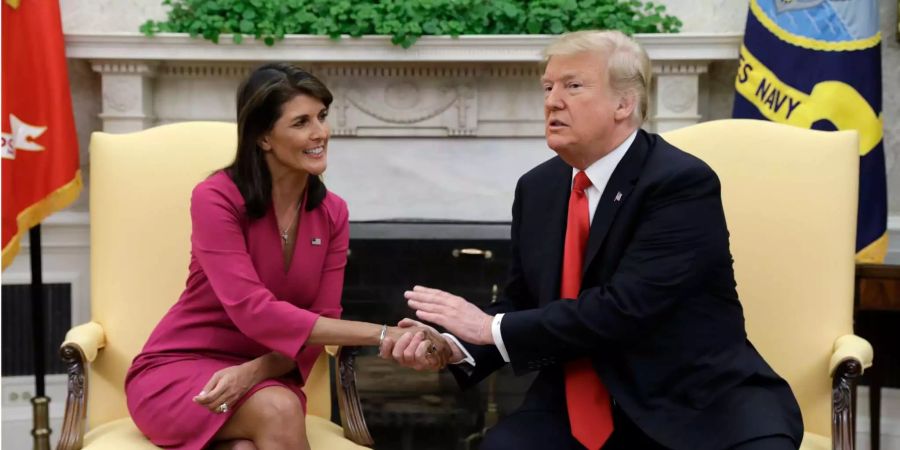 Nikki Haley (l.), Botschafterin der USA bei den Vereinten Nationen, und Donald Trump(r.), Präsident der USA, bei einem gemeinsamen Termin im Weissen Haus in Washington.