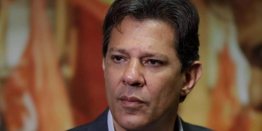 Der Brasilianer Fernando Haddad, linker Präsidentschaftskandidat, hört während einer Pressekonferenz den Frage der Journalisten zu.