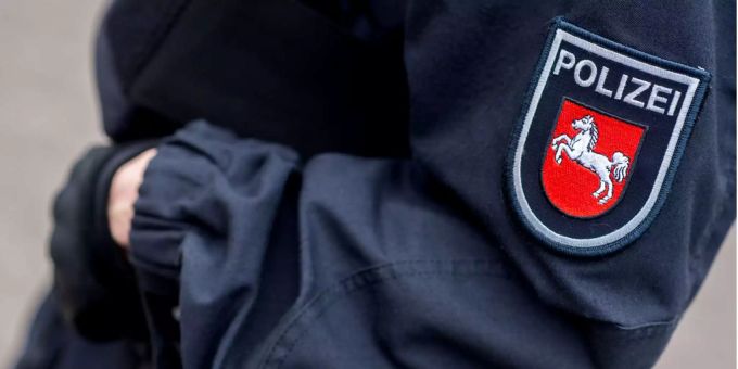 Eine Polizeibeamtin steht im Innenhof der Polizeiinspektion Ost in Hannover (D). (Symbolbild) Eine Polizeibeamtin steht im Innenhof der Polizeiinspektion Ost in Hannover (D). (Symbolbild)