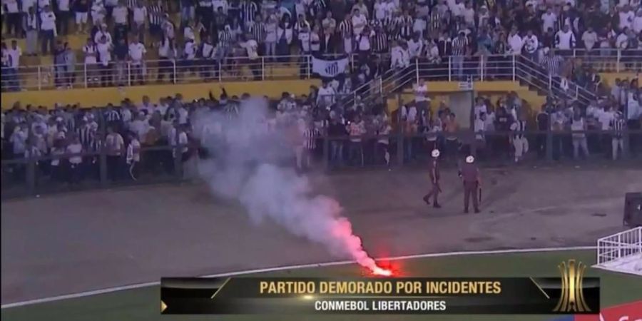 Die Santos-Fans begeben sich zur Abgrenzung zwischen Tribüne und Platz.