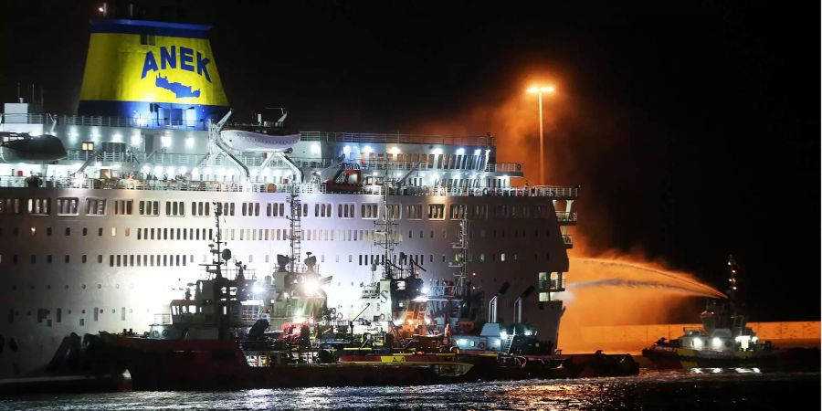 Die Feuerwehr versucht den Brand auf der Fähre«Eleftherios Venizelos» zu löschen.