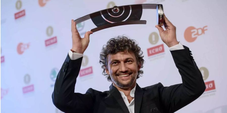 Der Opernsänger Jonas Kaufmann (Kategorie: Bestseller des Jahres) posiert während der Preisverleihung Echo Klassik 2016 mit seinem Preis.