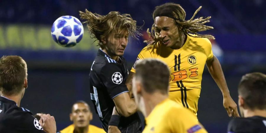 Kevin Mbabu in einem Kopfballduell gegen Dinamo Zagreb.