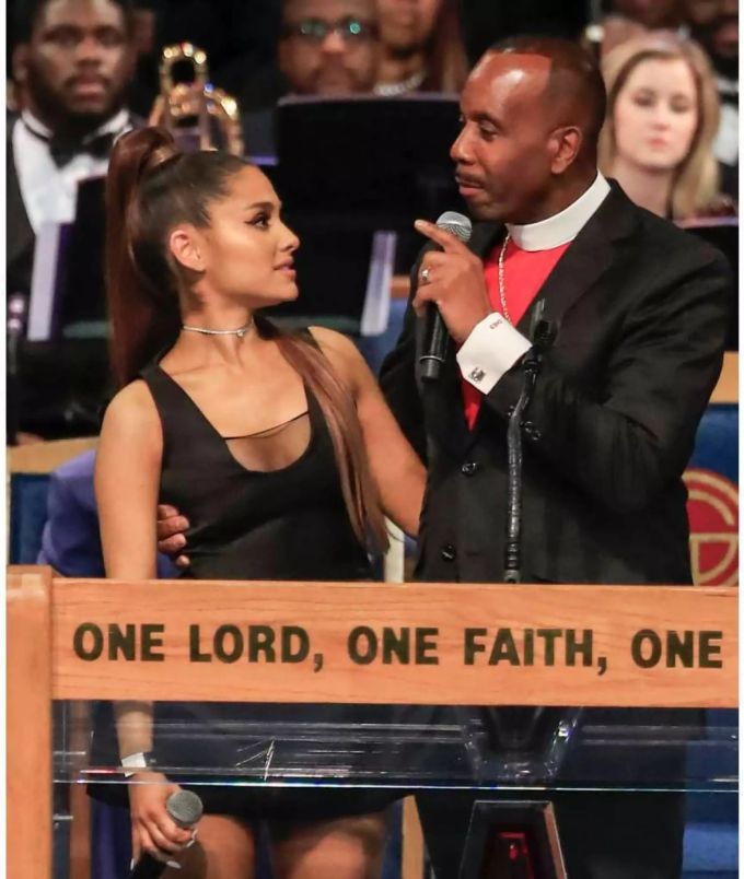 Bischof Charles Ellis fasst Popstar Ariana Grande während seiner Rede an der Beerdigung von Aretha Franklin an die Brust. Bischof Charles Ellis fasst Popstar Ariana Grande während seiner Rede an der Beerdigung von Aretha Franklin an die Brust.
