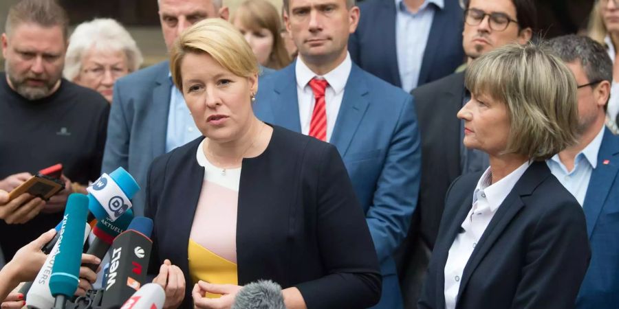 Bundesfamilienministerin Franziska Giffey (l) beantwortet neben Martin Dulig (M), stellvertretender Ministerpräsident von Sachsen, und Barbara Ludwig (alle SPD, r), Bürgermeisterin von Chemnitz, vor dem Rathaus die Fragen der Journalisten.