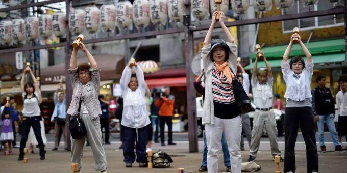 Ältere Menschen trainieren in der Öffentlichkeit an einem Event während des «Respect»-Tages in Tokio. Ältere Menschen trainieren in der Öffentlichkeit an einem Event während des «Respect»-Tages in Tokio.