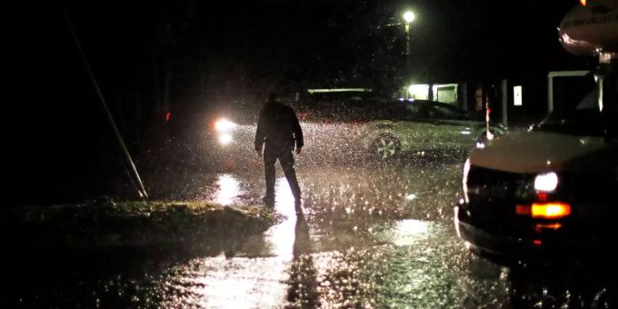 Ein Mitglied des National Forest Service geht durch den strömenden Regen während der Evakuierung eines Wohnheims in Fayetteville (USA). Ein Mitglied des National Forest Service geht durch den strömenden Regen während der Evakuierung eines Wohnheims in Fayetteville (USA).