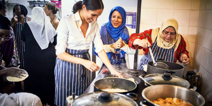 Herzogin Meghan (l.) beim Kochen mit anderen Frauen in der «Hubb Community Kitchen».