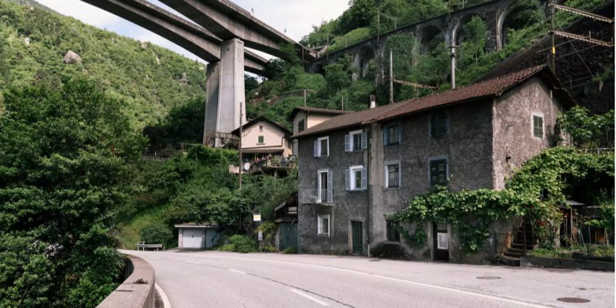 Ein Tessinerhaus steht unter dem Biaschina-Viadukt.