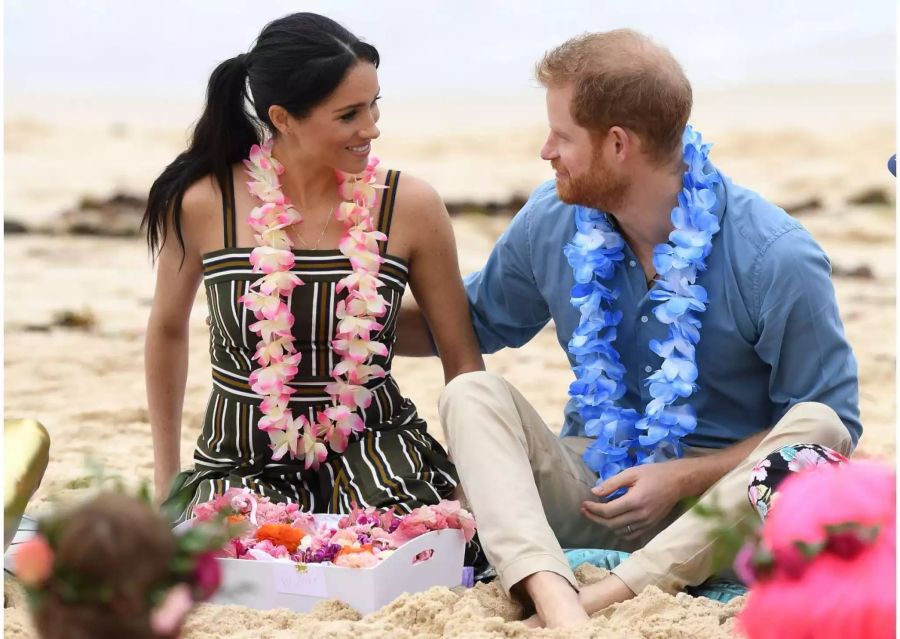 Schauen zueinander: Harry legt Meghan am Bondi Beach in Sydney fürsorglich seinen Arm auf den Rücken.