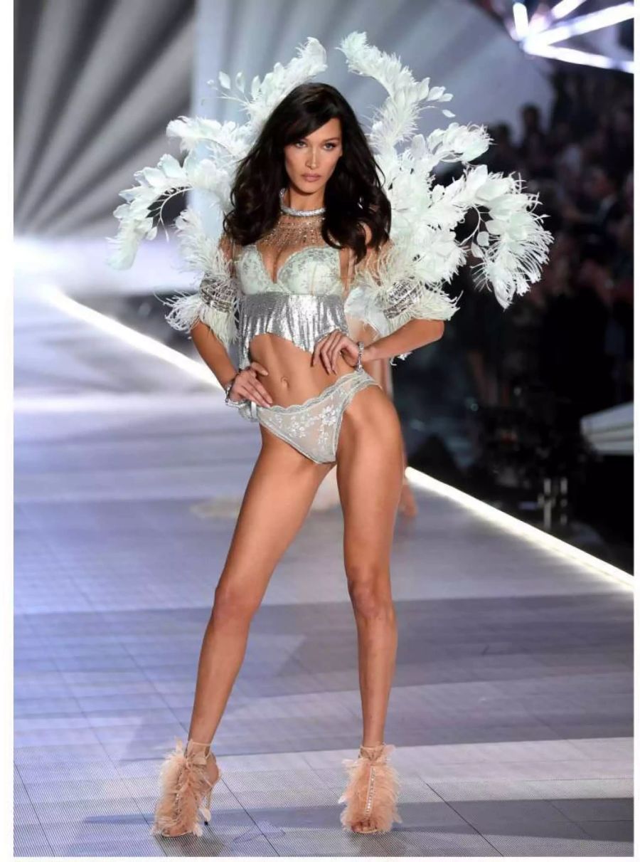 Bella Hadid ganz in silber und weiss gehüllt.