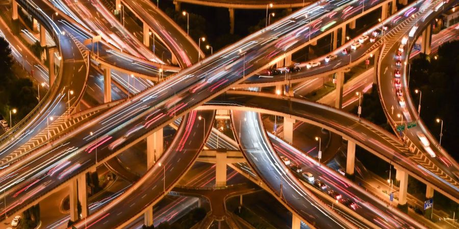 Das Foto zeigt ein Autobahnkreuz in China.