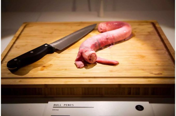 Im Disgusting Food Museum im schwedischen Malmö können Besucher viele der ausgestellten Speisen – hier etwa ein gekochter Bullenpenis – auch probieren. Ein gekochter Bullenpenis liegt auf einem Schneidebrett.