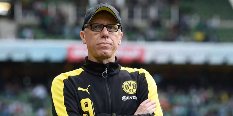 Peter Stöger bei einem Bundesliga-Spiel von Borussia Dortmund.