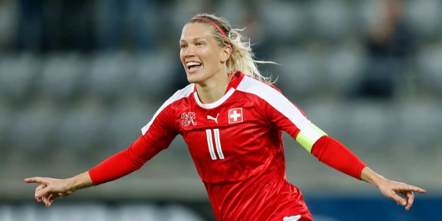 Lara Dickenmann, Spielerin der Fussball National Mannschaft, nach ihrem Tor in Biel.