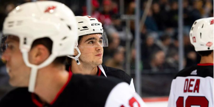 Nico Hischier (Mitte) und Torschütze Jean-Sebastien Dea (rechts) von den New Jersey Devils.