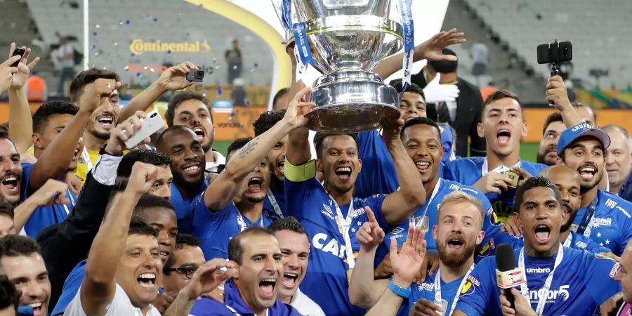 Die Spieler von Cruzeiro Belo Horizonte feiern den Sieg im Cup.