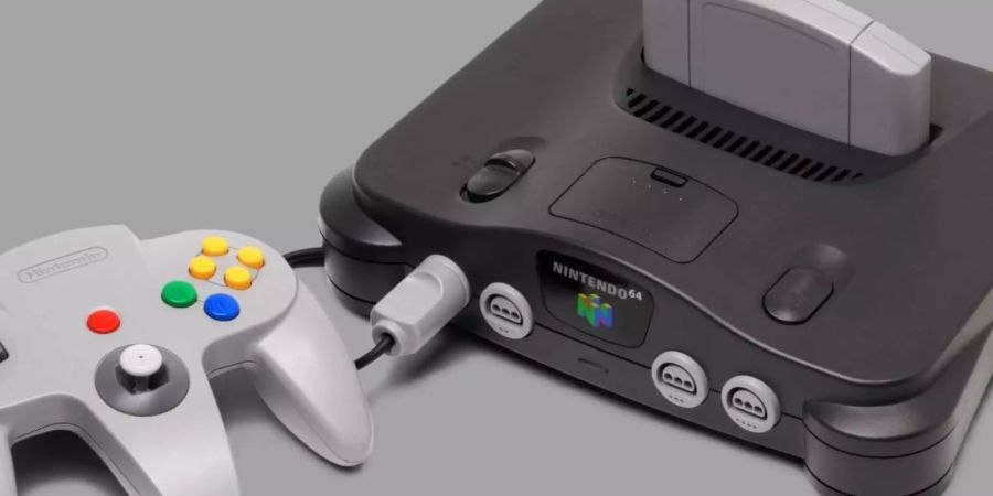 Die Nintendo 64 mit dem ikonischen Controller.