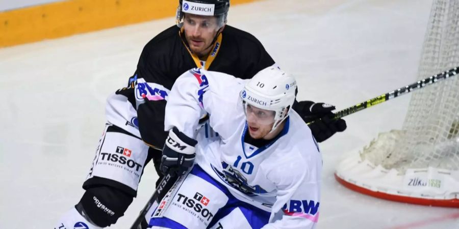 Dominic Lammer (EV Zug, rechts) fightet mit Matteo Romanenghi (HC Lugano) um den Puck.