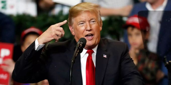 Präsident Trump schoss auf Twitter gegen Clinton und Obama. Donald Trump, Präsident USA.