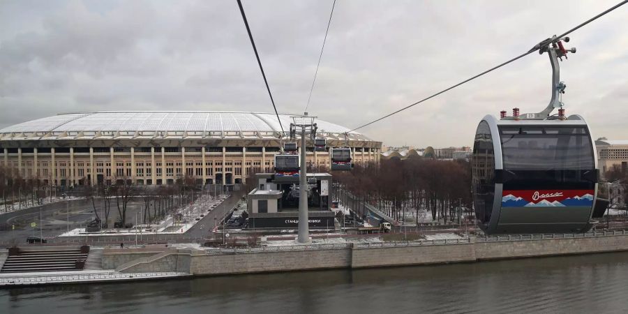 Gondeln einer 737-Meter langen Seilbahn fahren zwischen dem Luschniki-Stadion und einer Aussichtsplattform auf den Sperlingsbergen.